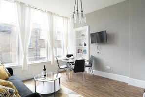 Apartamento, 1 habitación (1) | Sala de estar | Una televisión de pantalla plana