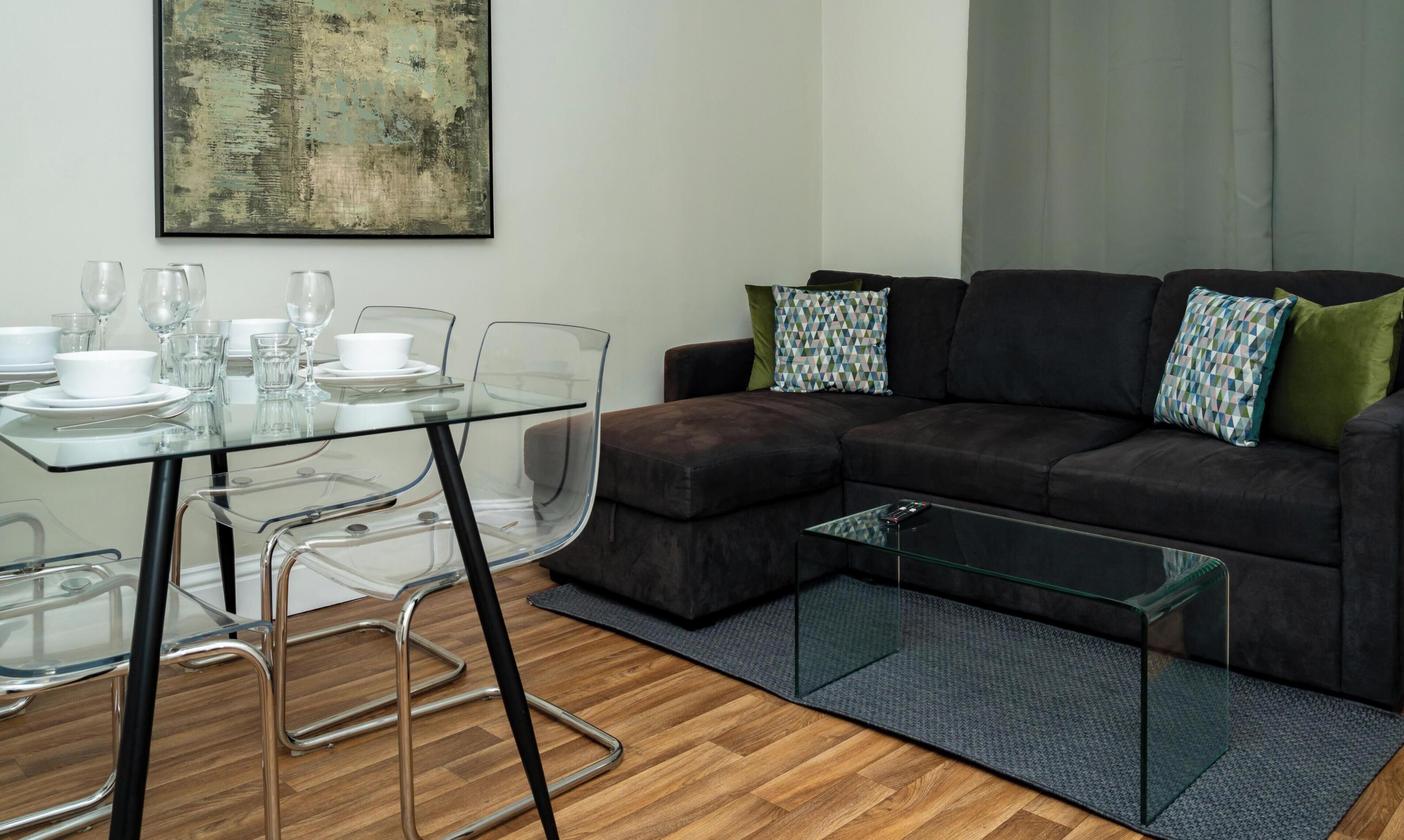 Apartemen, 2 kamar tidur | Setrika/meja setrika, Wi-Fi gratis, dan seprai linen