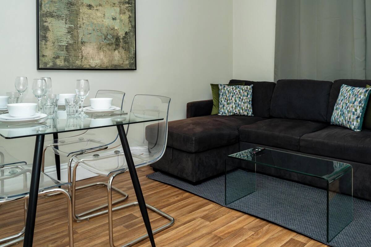 Apartemen, 2 kamar tidur | Setrika/meja setrika, Wi-Fi gratis, dan seprai linen