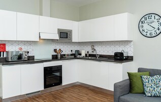 Apartment, 1 Bedroom (2) | Private kitchen | Fridge, microwave, oven, stovetop
