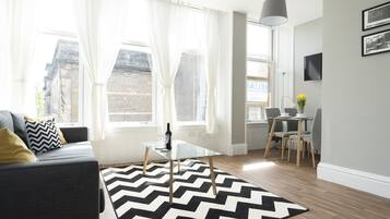 Apartment, 1 Bedroom (2) | Ruang tamu | TV skrin rata