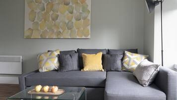 Apartment, 1 Bedroom (3) | Ruang tamu | TV skrin rata