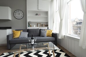Apartamento, 1 habitación (2) | Zona de estar | Una televisión de pantalla plana