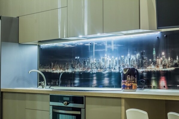 Kühlschrank, Ofen, Herdplatte, Wasserkocher