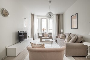 Comfortable City Home with 2 Bedrooms | 起居区 | 平板电视