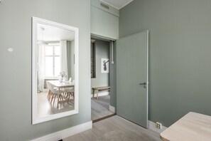 Comfortable City Home with 2 Bedrooms | Decoración personalizada, muebles diferentes y escritorio