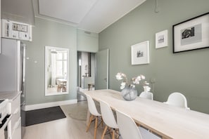 Comfortable City Home with 2 Bedrooms | Private kitchen | Fridge, microwave, oven, stovetop - Scandinavian Apartments Lönnrotinkatu (Helsinki)