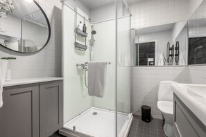 Comfortable City Home with 2 Bedrooms | Banheiro | Chuveiro, produtos de toalete biodegradáveis, secador de cabelo, bidê