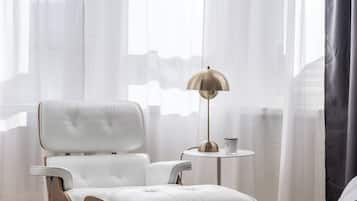 Elegant City Home | Individualmente decorados, individualmente mobiliados, escrivaninha