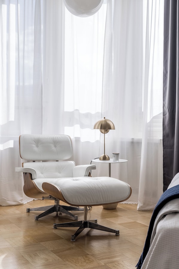 Elegant City Home | 特色装修、特色家居、办公桌、笔记本电脑工作区