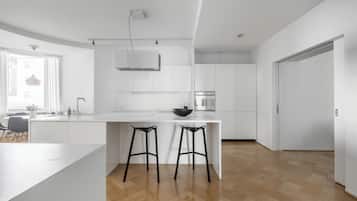 Elegant City Home | Cozinha privada | Geladeira, micro-ondas, fogão, cooktop