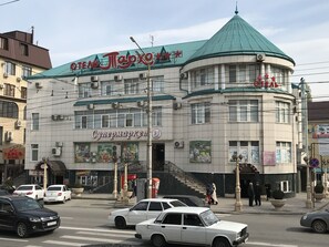 Vista frontal de la propiedad