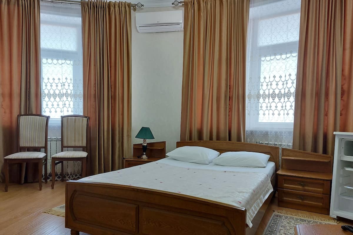 Habitación doble estándar | 1 habitación, caja de seguridad en la habitación y escritorio