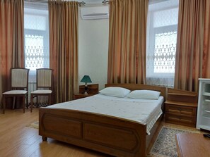 Kamar Double Standar | 1 kamar tidur, brankas, meja kerja, dan tirai kedap cahaya