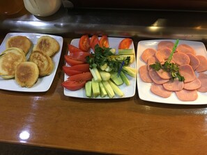 Sudah termasuk sarapan ala kontinental setiap hari