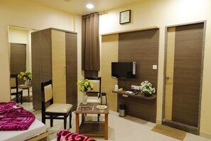 Royal Triple Room | Living area