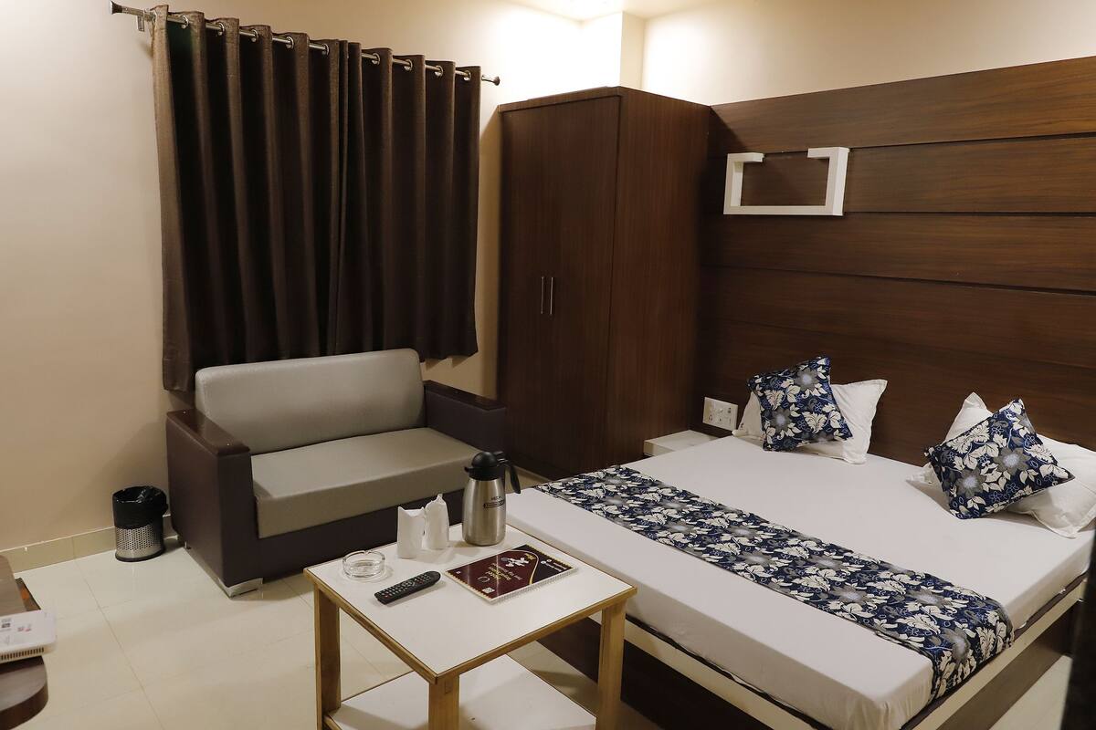 Royal Suite | 1 bedroom, desk, laptop workspace, blackout drapes