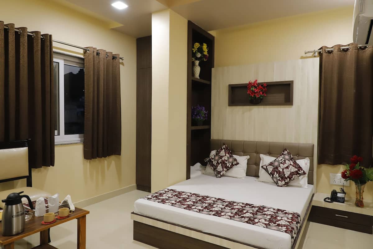 Deluxe Double Room | 1 bedroom, desk, laptop workspace, blackout drapes