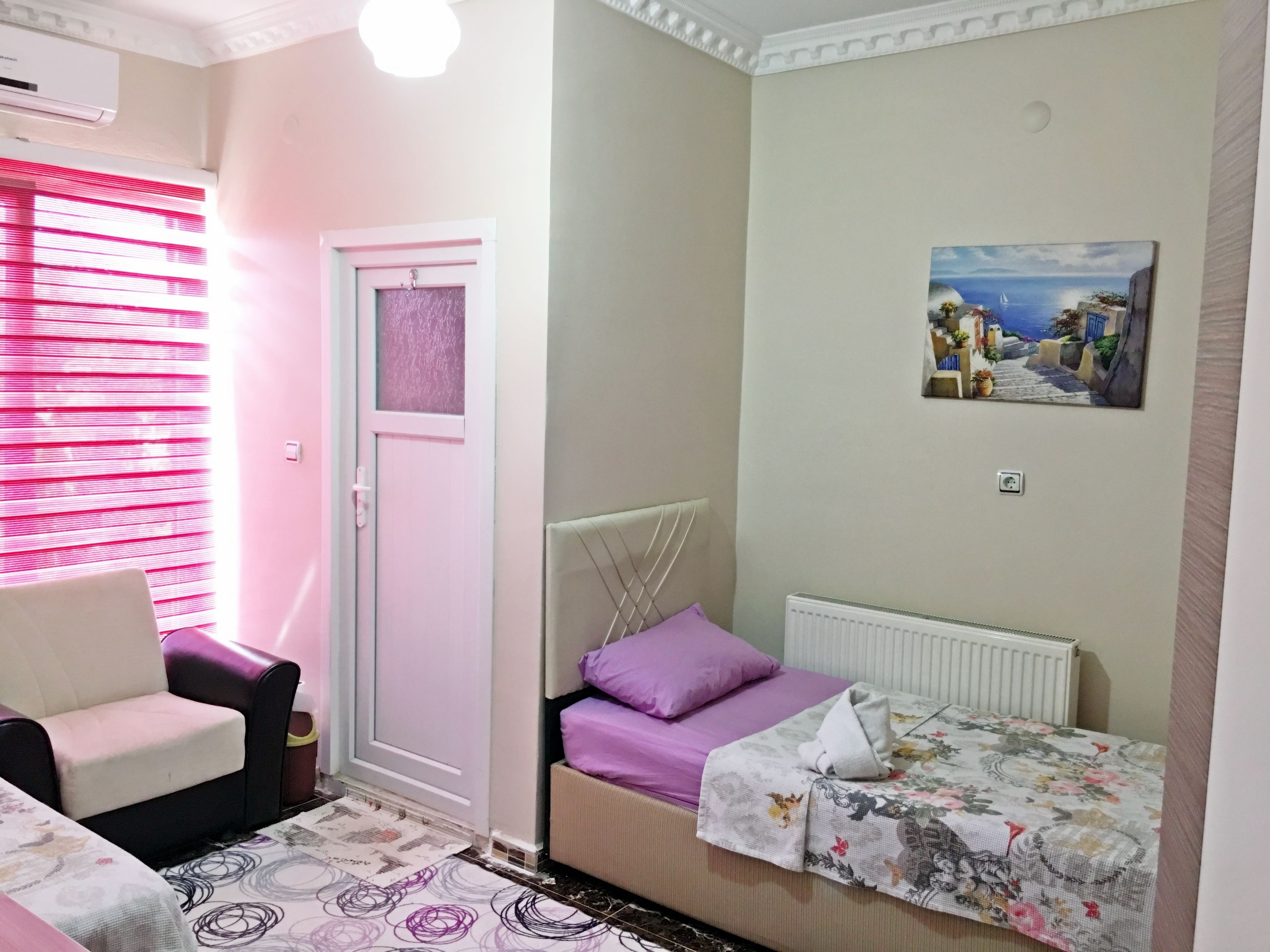 Classic Single Room | In-room safe, desk, laptop workspace, iron/ironing board