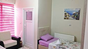 Classic Single Room | In-room safe, desk, laptop workspace, iron/ironing board