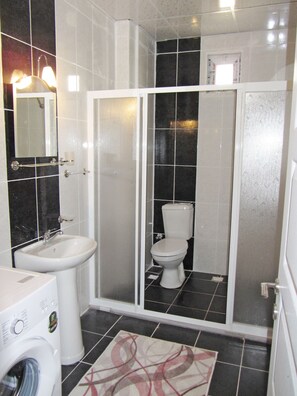 Shower, hair dryer, slippers, towels - Dargecit Apart Otel (Dargeçit)