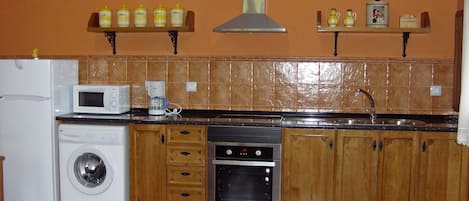 Een koelkast, een microgolfoven, een oven, een kookplaat