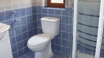 Douche, sĂšche-cheveux, serviettes fournies, savon