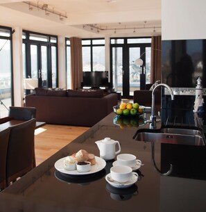 Penthouse Apartment (Penthouse 5) | Private kitchen | Fridge, microwave, oven, stovetop
