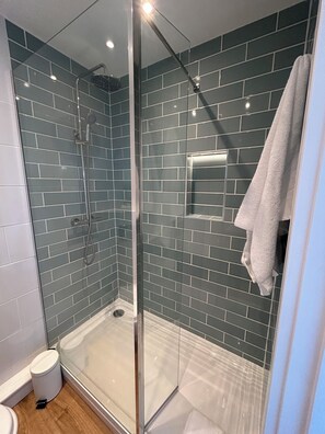 Penthouse Apartment (Penthouse 2) | Bathroom | Free toiletries, hair dryer, towels - Riviera Apartments (Teignmouth)