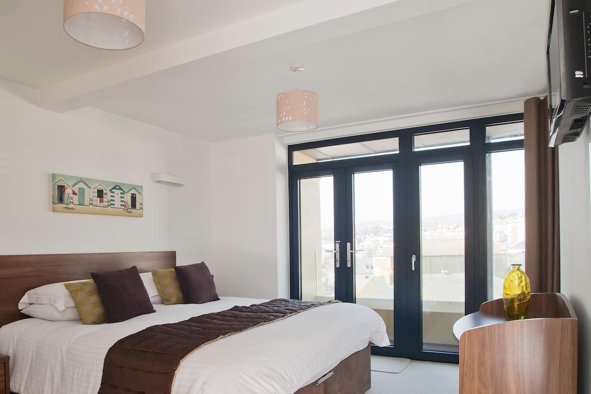 Penthouse Apartment (Penthouse 3) | Premium bedding, individually decorated, individually furnished, desk