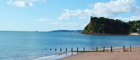 Una spiaggia nelle vicinanze, teli da spiaggia, 3 bar sulla spiaggia