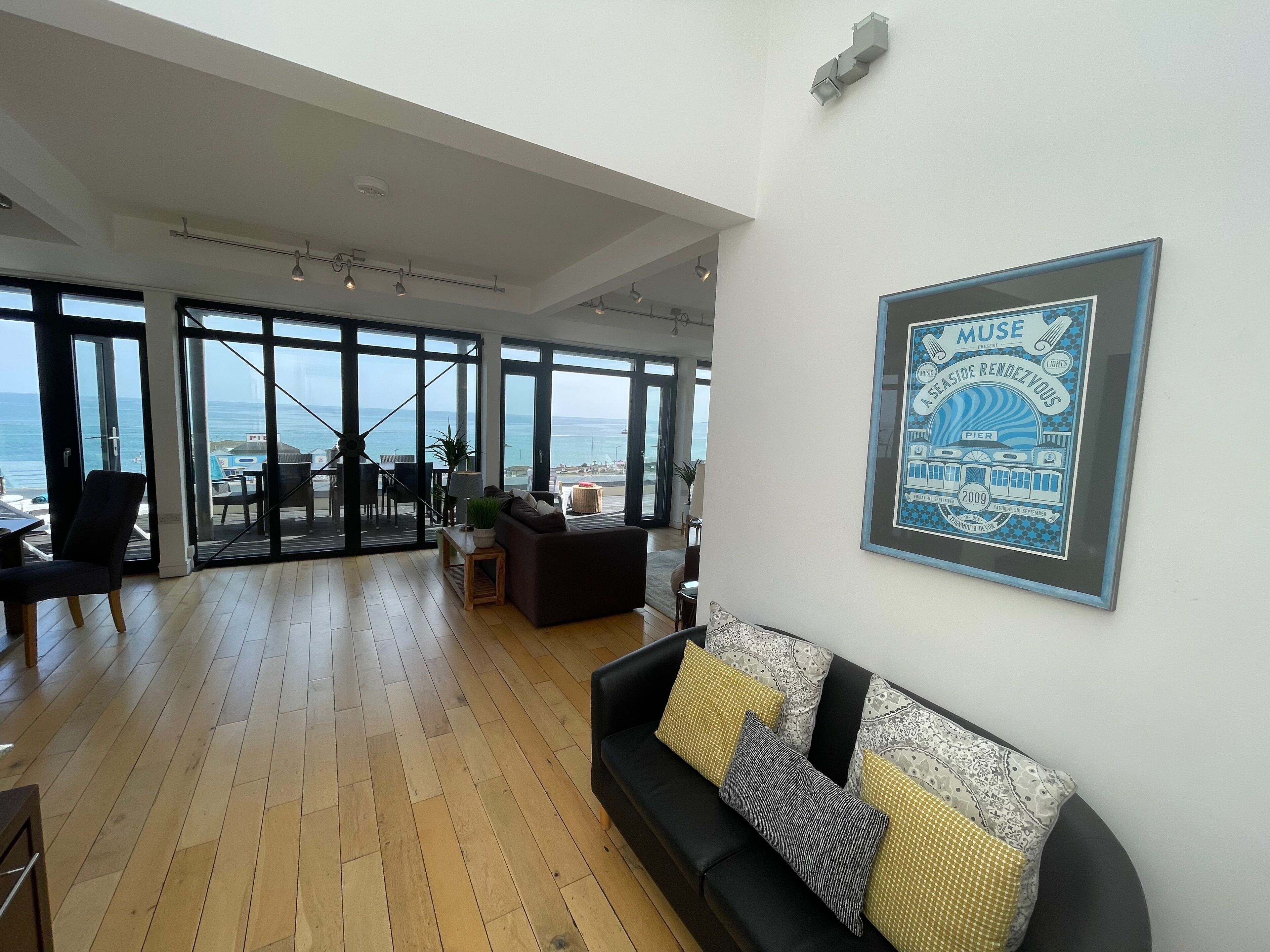 Penthouse | Área de sala de estar | Televisión de pantalla plana, reproductor de DVD y estación para iPod 