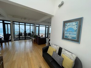 顶层房 | 起居区 | 42-英寸纯平电视（配备数码频道）、电视、DVD 播放器