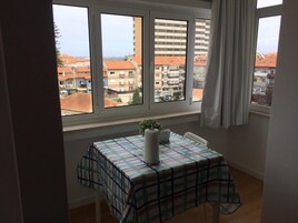 Refrigerador con freezer, microondas, horno, placa de cocina