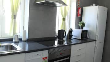 Full-size fridge, microwave, oven, stovetop