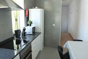 Full-sized fridge, microwave, oven, stovetop - Aveiro White House (Aveiro)