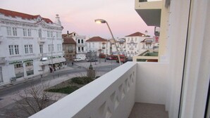 A balcony with a view of a street and buildings. - Aveiro White House (Aveiro)