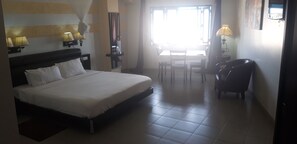 高級雙人房 | 獨特裝潢、布置獨特、書桌、遮光布/窗簾