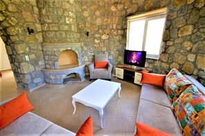 Villa, 3 Schlafzimmer | Wohnbereich | Flachbildfernseher