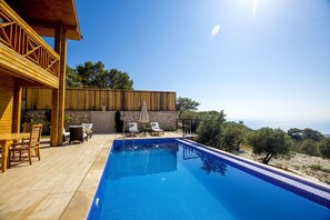 Ulkouima-allas, aurinkovarjoja, aurinkotuoleja