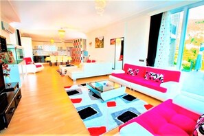 Villa, 5 Schlafzimmer | Wohnbereich | Flachbildfernseher