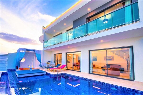 Kolam renang outdoor