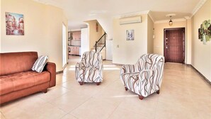 Villa, 4 Schlafzimmer | Wohnbereich | Flachbildfernseher