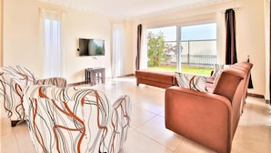 Villa, 4 Schlafzimmer | Wohnbereich | Flachbildfernseher