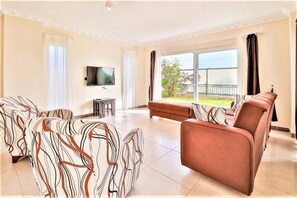 Villa, 4 Bedrooms | Living area