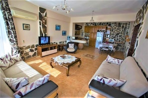 Villa, 4 Bedrooms | Living area