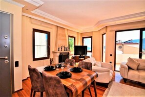 Villa, 3 chambres | Restauration dans la chambre