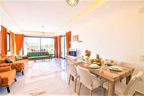 Villa | Wohnbereich | Flachbildfernseher