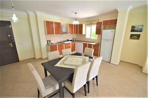 Villa | Essbereich im Zimmer