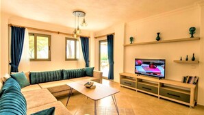 Villa | Sala de estar | Televisión de pantalla plana 
